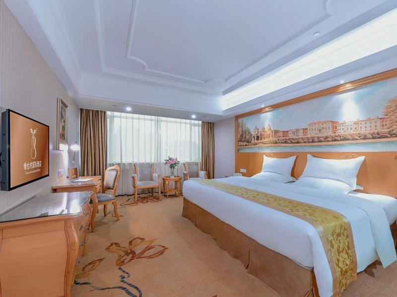 Vienna International Hotel Guigang Hecheng Road Екстериор снимка