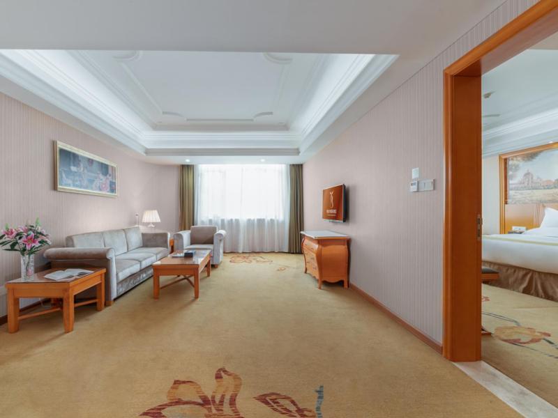 Vienna International Hotel Guigang Hecheng Road Екстериор снимка